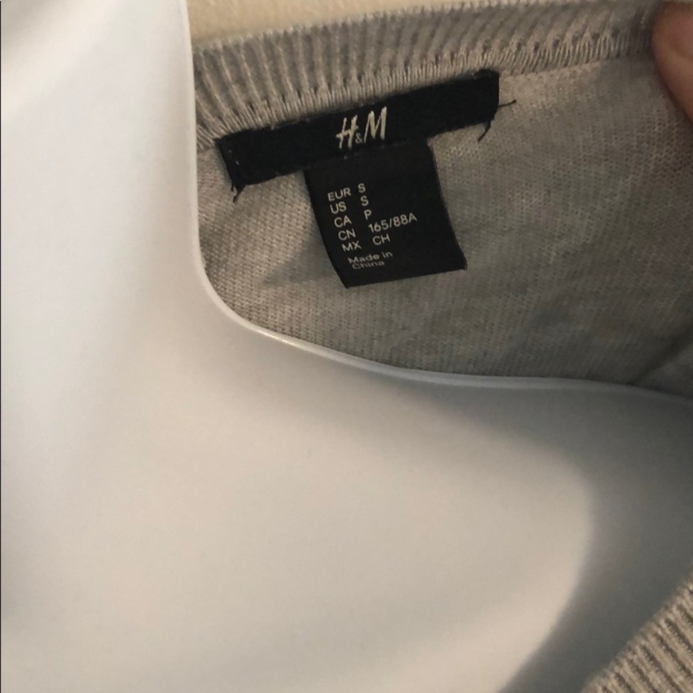 H&M Gray Crop Top. - Picture 3 of 3
